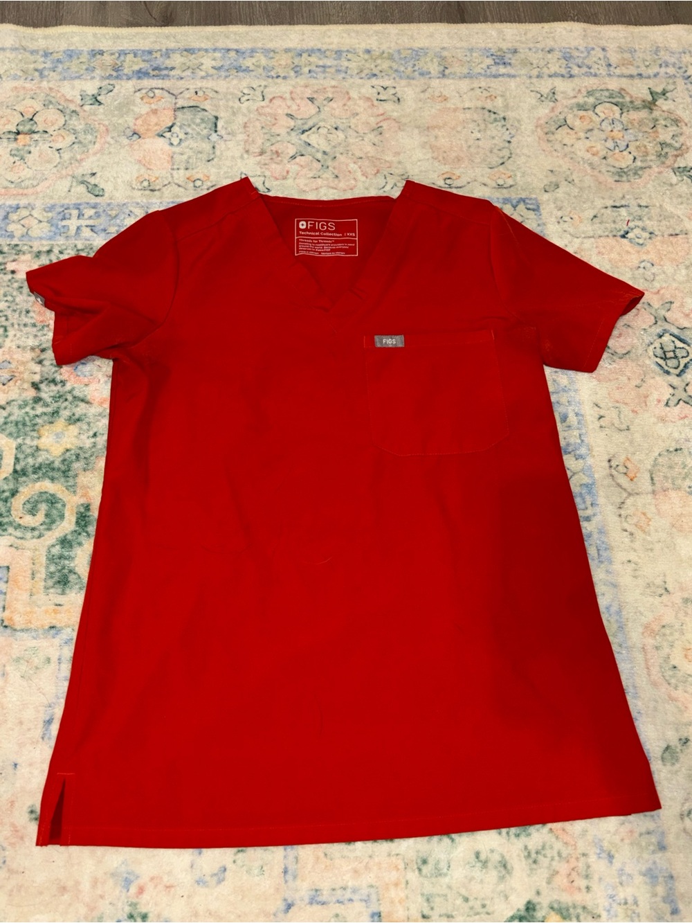 FIGS women’s one pocket scrub top